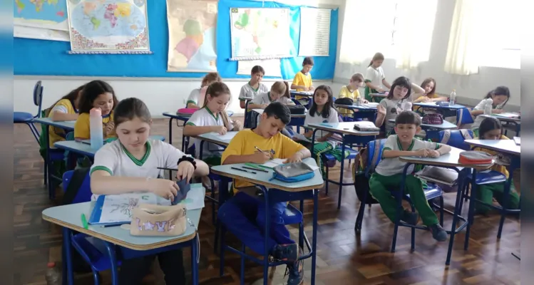 Os alunos realizaram pesquisas sobre as características da árvore e conheceram a lenda de origem da espécie