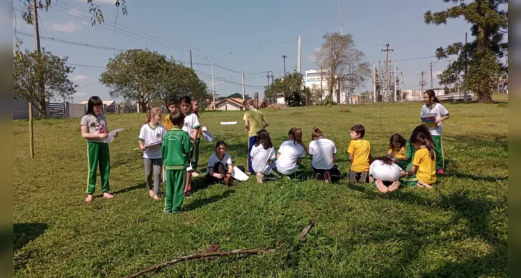 Os alunos realizaram pesquisas sobre as características da árvore e conheceram a lenda de origem da espécie