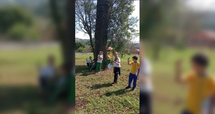 Os alunos realizaram pesquisas sobre as características da árvore e conheceram a lenda de origem da espécie