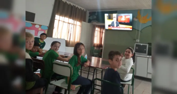 Após assistirem ao vídeo, educandos puderam transformar conceitos em materiais