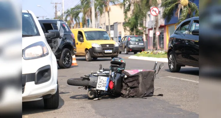 Motocicleta colidiu contra um Corcel II de coleção