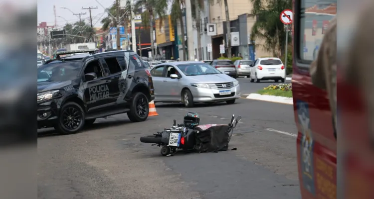 Motocicleta colidiu contra um Corcel II de coleção