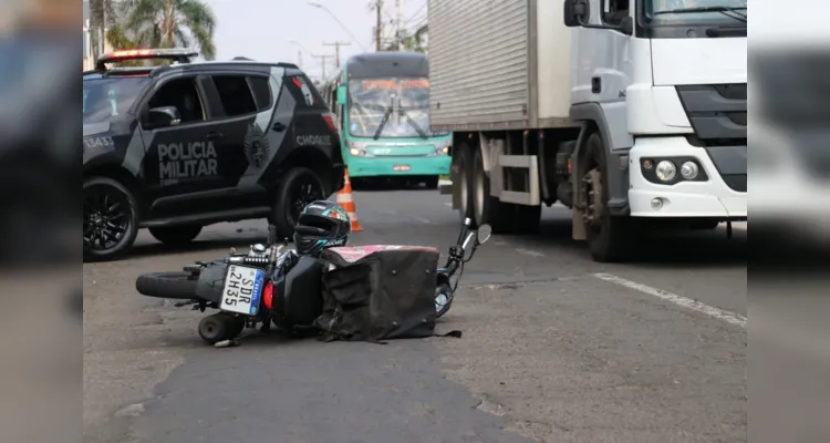 Motocicleta colidiu contra um Corcel II de coleção