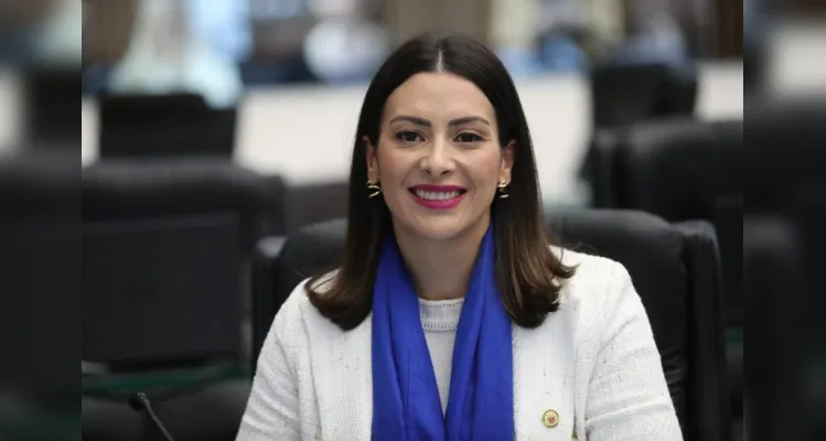 Competente advogada, recebeu de herança familiar, o espírito político. Ficou em segundo lugar na disputa pela prefeitura, e segue atuando de forma fulgente como Deputada Estadual