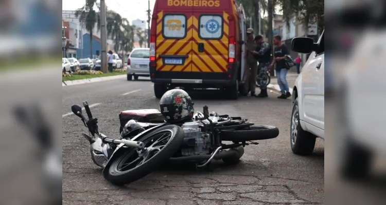 Motocicleta colidiu contra um Corcel II de coleção