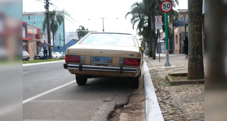 Motocicleta colidiu contra um Corcel II de coleção