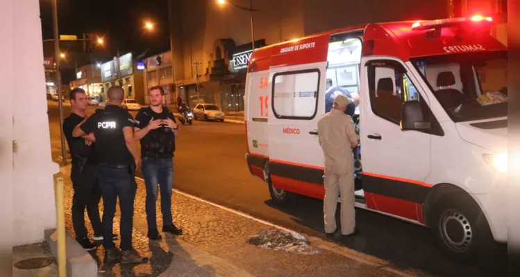 O homem ferido foi levado pela equipe médica do SAMU. 