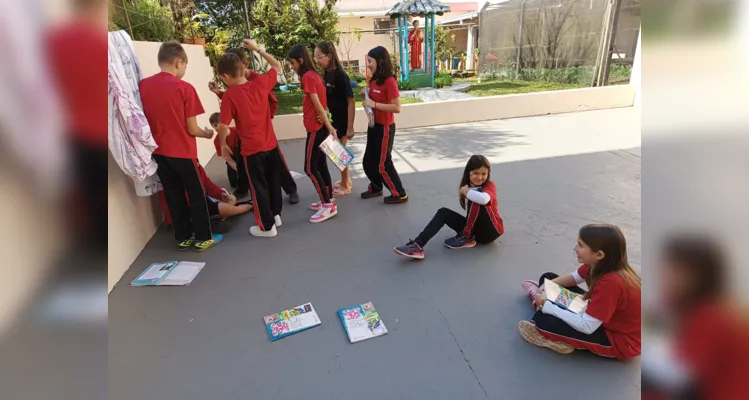 Após serem apresentados aos conceitos do estilo teatral, os alunos foram desafiados a encenar duas peças