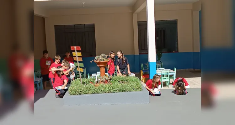 Após serem apresentados aos conceitos do estilo teatral, os alunos foram desafiados a encenar duas peças