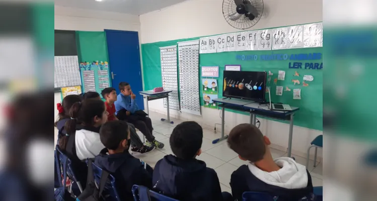 Educandos puderam acompanhar a videoaula que trouxe informações valiosas ao conteúdo estudado
