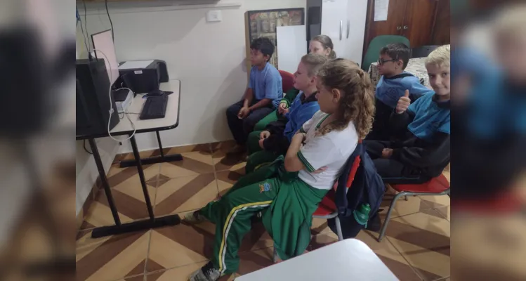 Os alunos assistiram ao conteúdo do projeto Vamos Ler, elaboraram desenhos sobre as lendas e realizaram apresentações para as demais turmas da escola