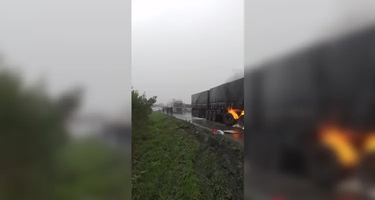 Colisão envolveu carros e caminhões no local