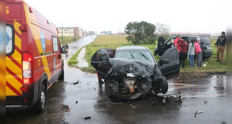 A colisão registrada na esquina entre as ruas Panamá e Sebastião Bastos envolveu um veículo Citröen Picasso e um Chevrolet Prisma