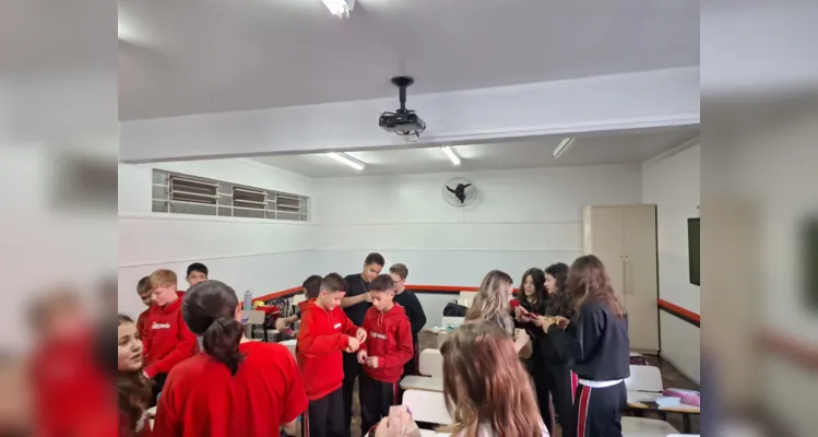 A turma realizou uma roda de conversa sobre o assunto e uma dinâmica que consistiu na entrega de dobraduras com mensagens de empatia 