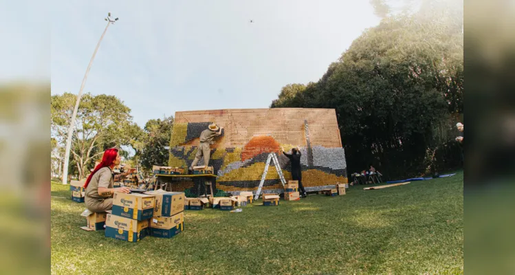 A obra está instalada no parcão do Museu Oscar Niemeyer (MON) até o dia 10 de setembro