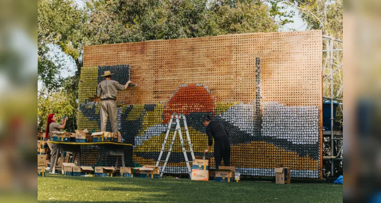 A obra está instalada no parcão do Museu Oscar Niemeyer (MON) até o dia 10 de setembro