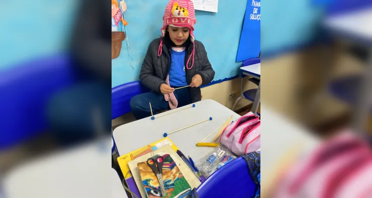 Os alunos realizaram atividades práticas com o objetivo de perceberem que as figuras geométricas estão presentes em diversos objetos do cotidiano