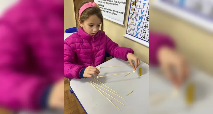 Os alunos realizaram atividades práticas com o objetivo de perceberem que as figuras geométricas estão presentes em diversos objetos do cotidiano