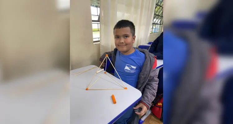 Os alunos realizaram atividades práticas com o objetivo de perceberem que as figuras geométricas estão presentes em diversos objetos do cotidiano