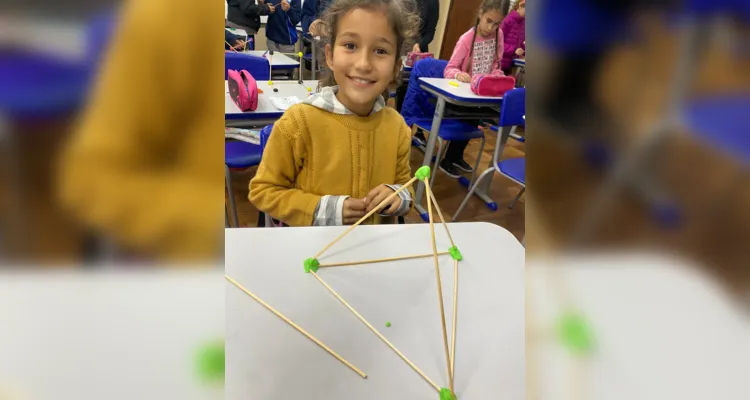 Os alunos realizaram atividades práticas com o objetivo de perceberem que as figuras geométricas estão presentes em diversos objetos do cotidiano