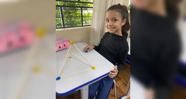 Os alunos realizaram atividades práticas com o objetivo de perceberem que as figuras geométricas estão presentes em diversos objetos do cotidiano