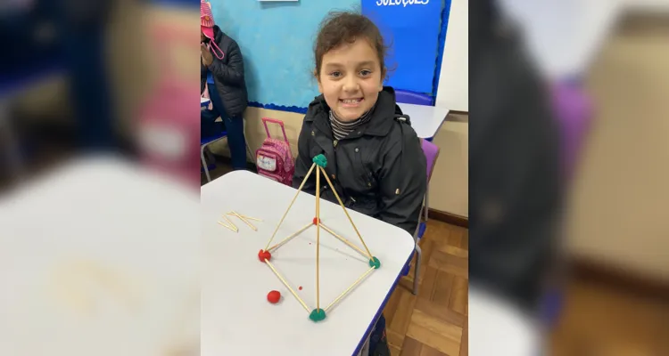 Os alunos realizaram atividades práticas com o objetivo de perceberem que as figuras geométricas estão presentes em diversos objetos do cotidiano