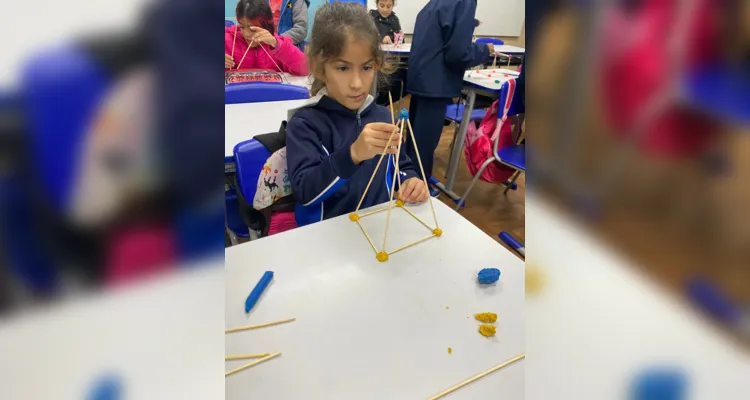 Os alunos realizaram atividades práticas com o objetivo de perceberem que as figuras geométricas estão presentes em diversos objetos do cotidiano