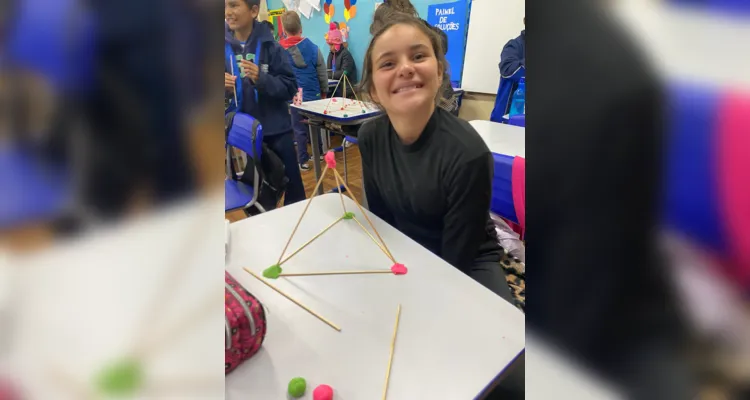 Os alunos realizaram atividades práticas com o objetivo de perceberem que as figuras geométricas estão presentes em diversos objetos do cotidiano