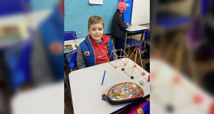 Os alunos realizaram atividades práticas com o objetivo de perceberem que as figuras geométricas estão presentes em diversos objetos do cotidiano