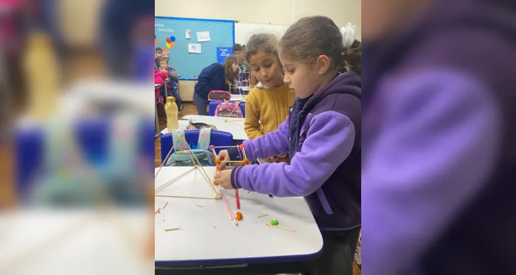 Os alunos realizaram atividades práticas com o objetivo de perceberem que as figuras geométricas estão presentes em diversos objetos do cotidiano