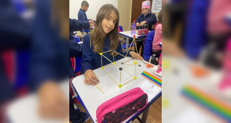 Os alunos realizaram atividades práticas com o objetivo de perceberem que as figuras geométricas estão presentes em diversos objetos do cotidiano