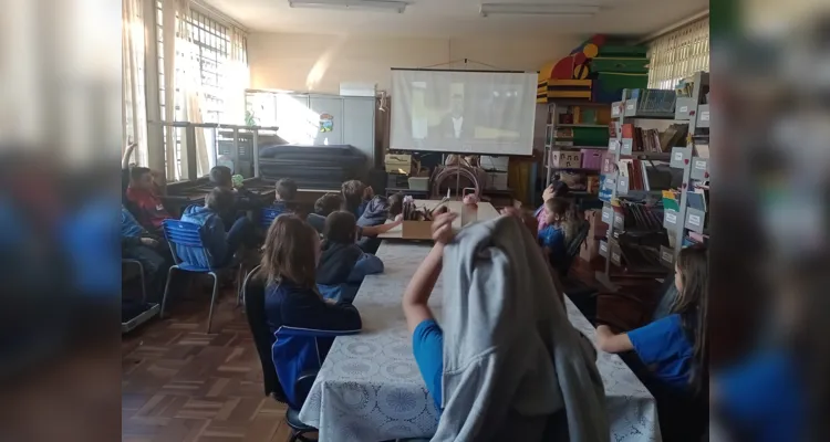 Os alunos confeccionaram maquetes de paisagens naturais e assistiram a videoaula do projeto Vamos Ler sobre a formação de PG