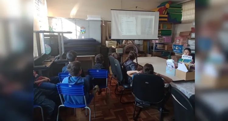 Os alunos confeccionaram maquetes de paisagens naturais e assistiram a videoaula do projeto Vamos Ler sobre a formação de PG