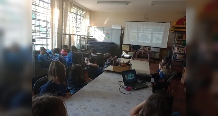 Os alunos confeccionaram maquetes de paisagens naturais e assistiram a videoaula do projeto Vamos Ler sobre a formação de PG