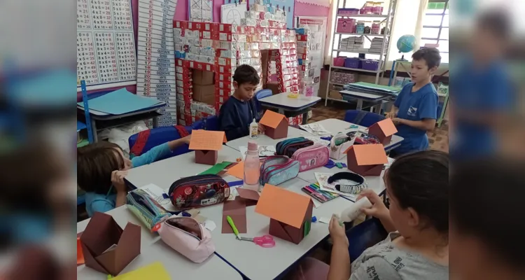 Os alunos confeccionaram maquetes de paisagens naturais e assistiram a videoaula do projeto Vamos Ler sobre a formação de PG