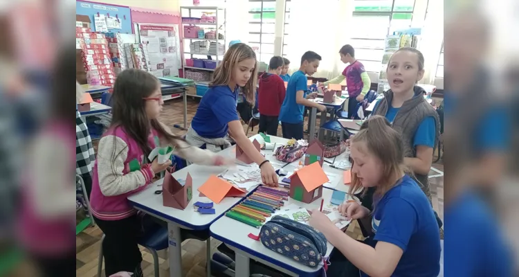 Os alunos confeccionaram maquetes de paisagens naturais e assistiram a videoaula do projeto Vamos Ler sobre a formação de PG