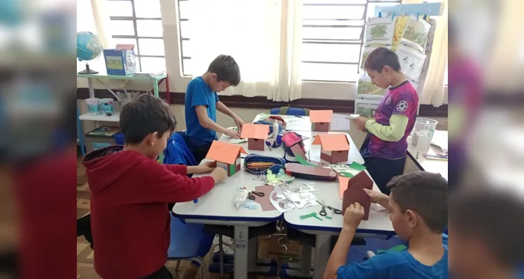 Os alunos confeccionaram maquetes de paisagens naturais e assistiram a videoaula do projeto Vamos Ler sobre a formação de PG