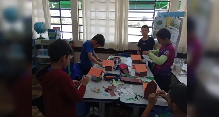 Os alunos confeccionaram maquetes de paisagens naturais e assistiram a videoaula do projeto Vamos Ler sobre a formação de PG