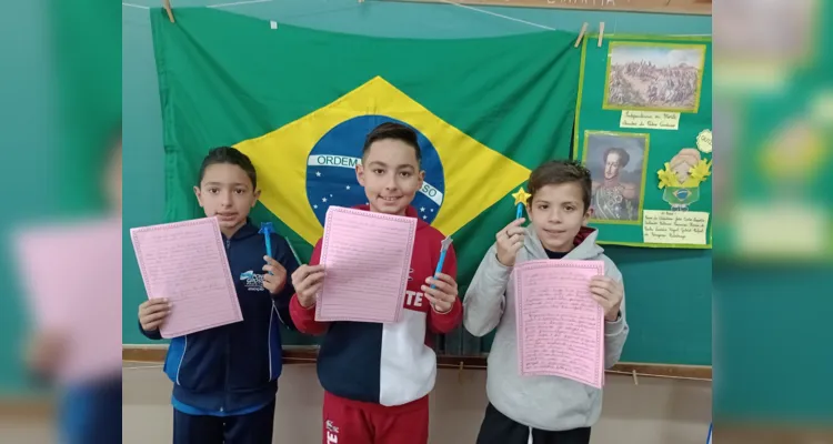 Os alunos confeccionaram maquetes de paisagens naturais e assistiram a videoaula do projeto Vamos Ler sobre a formação de PG