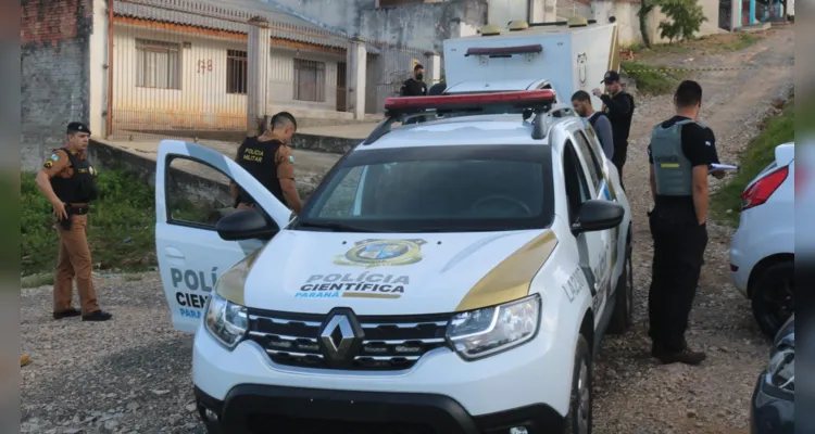 Perícia foi realizada há pouco no local do crime, na rua Dario Veloso