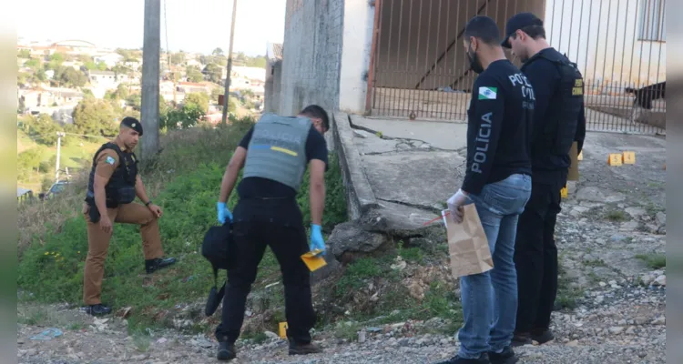 Perícia foi realizada há pouco no local do crime, na rua Dario Veloso