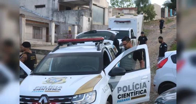 Perícia foi realizada há pouco no local do crime, na rua Dario Veloso