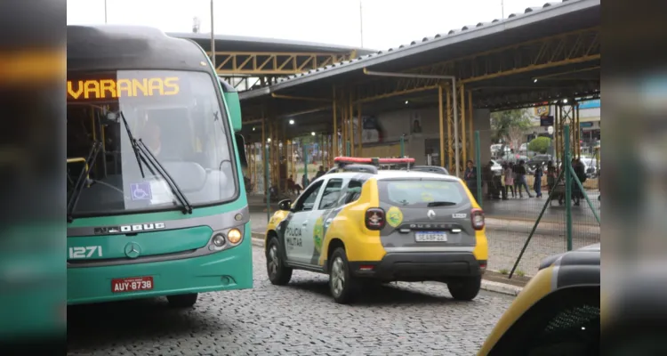 Após praticar o ato de assédio, o suspeito foi rendido por passageiros que estavam dentro do veículo. A PM foi acionada logo em seguida