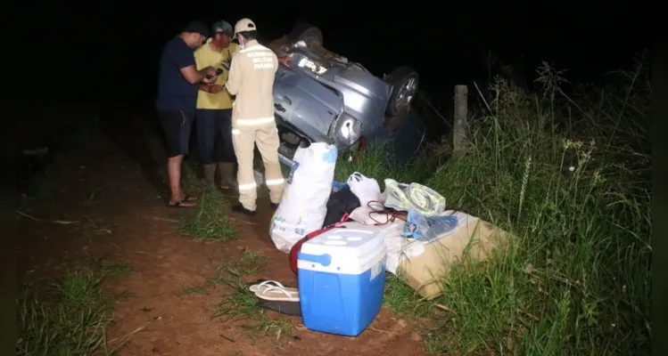 Carro capotou após ser atingido e sair da pista