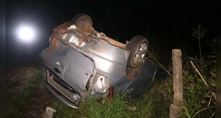 Carro capotou após ser atingido e sair da pista