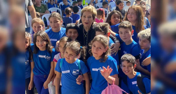 A prefeita Elizabeth com os demais alunos presentes na premiação