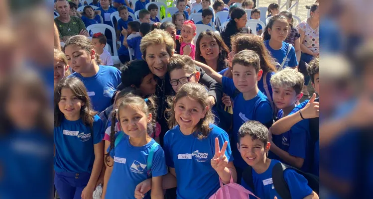 A prefeita Elizabeth com os demais alunos presentes na premiação