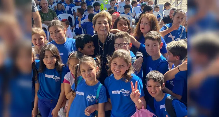 A prefeita Elizabeth com os demais alunos presentes na premiação