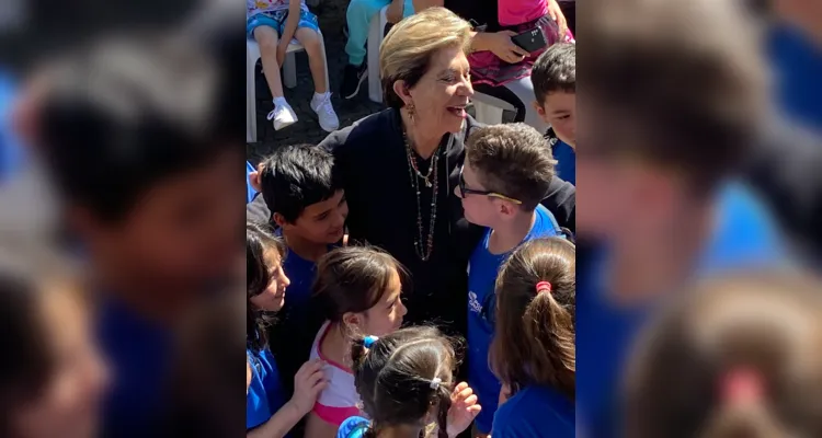 A prefeita Elizabeth com os demais alunos presentes na premiação