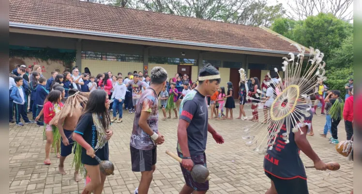 Passeio foi além da interação passiva, com educandos compreendendo na prática os costumes do povoado